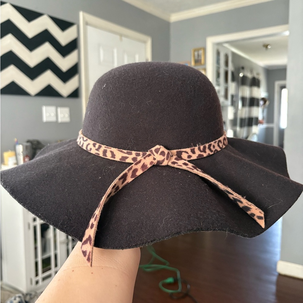 Stylish Black Hat with Leopard Print Band